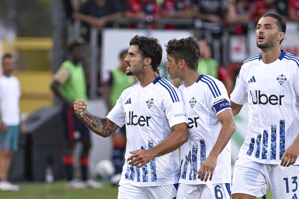 Como’s Patrick Cutrone (L) celebrates scoring against Cagliari.