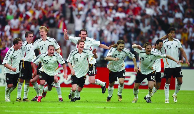 Los jugadores de Alemania reaccionan después de que el portero Jens Lehmann (1) hiciera una atajada durante la tanda de cuartos de final de la Copa del Mundo entre Alemania y Argentina. 