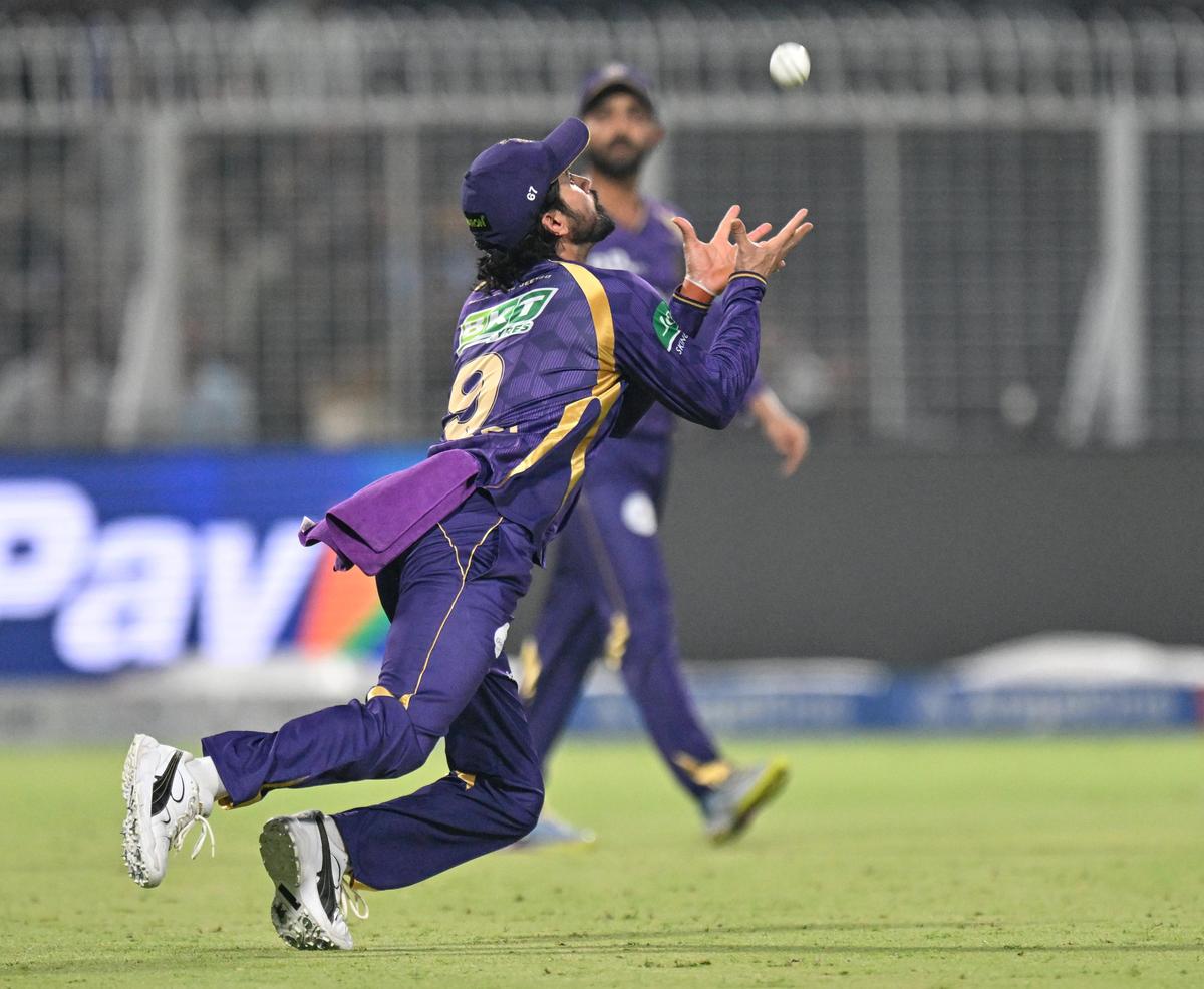 Manish Pandey faz uma jogada impressionante para dispensar Ryan Rickelton, do Mumbai Indians. Manish Pandey faz uma jogada impressionante para dispensar Ryan Rickelton, do Mumbai Indians.