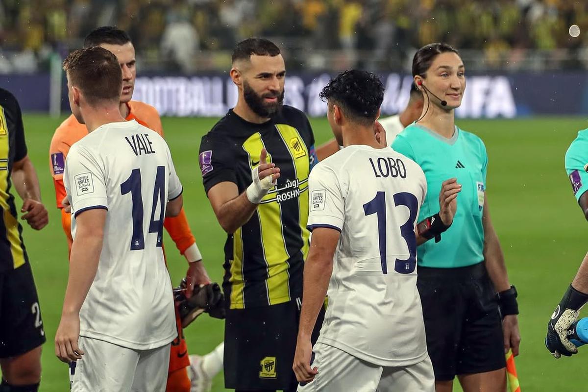 Nathan Lobo pozdraví Karim Benzema pred zápasom Majstrovstiev sveta FIFA v roku 2023.