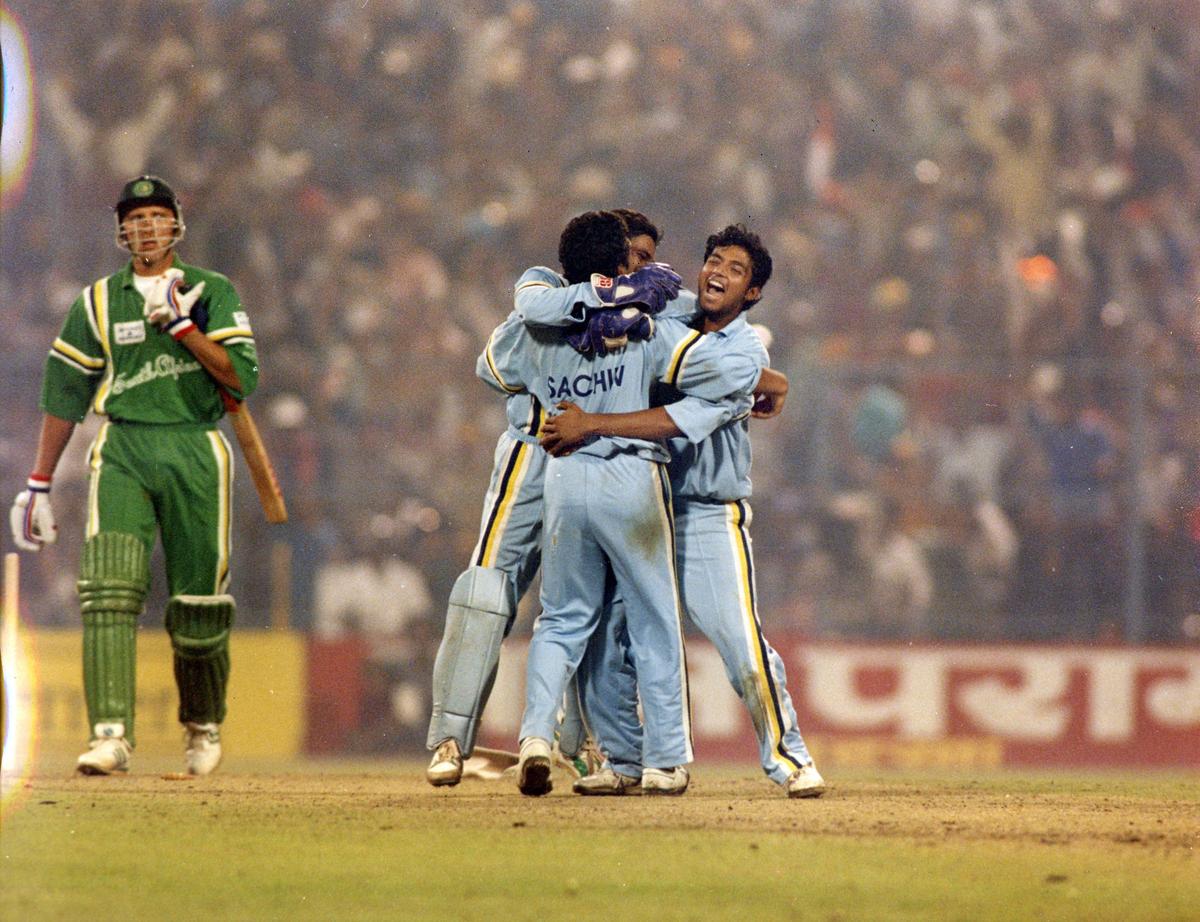 Sachin Tendulkar sendo abraçado por Ajay Jadeja e pelo goleiro Vijay Yadav após a final da Índia sobre a vitória sobre a África do Sul na semifinal da Hero Cup 2024 no Eden Gardens.