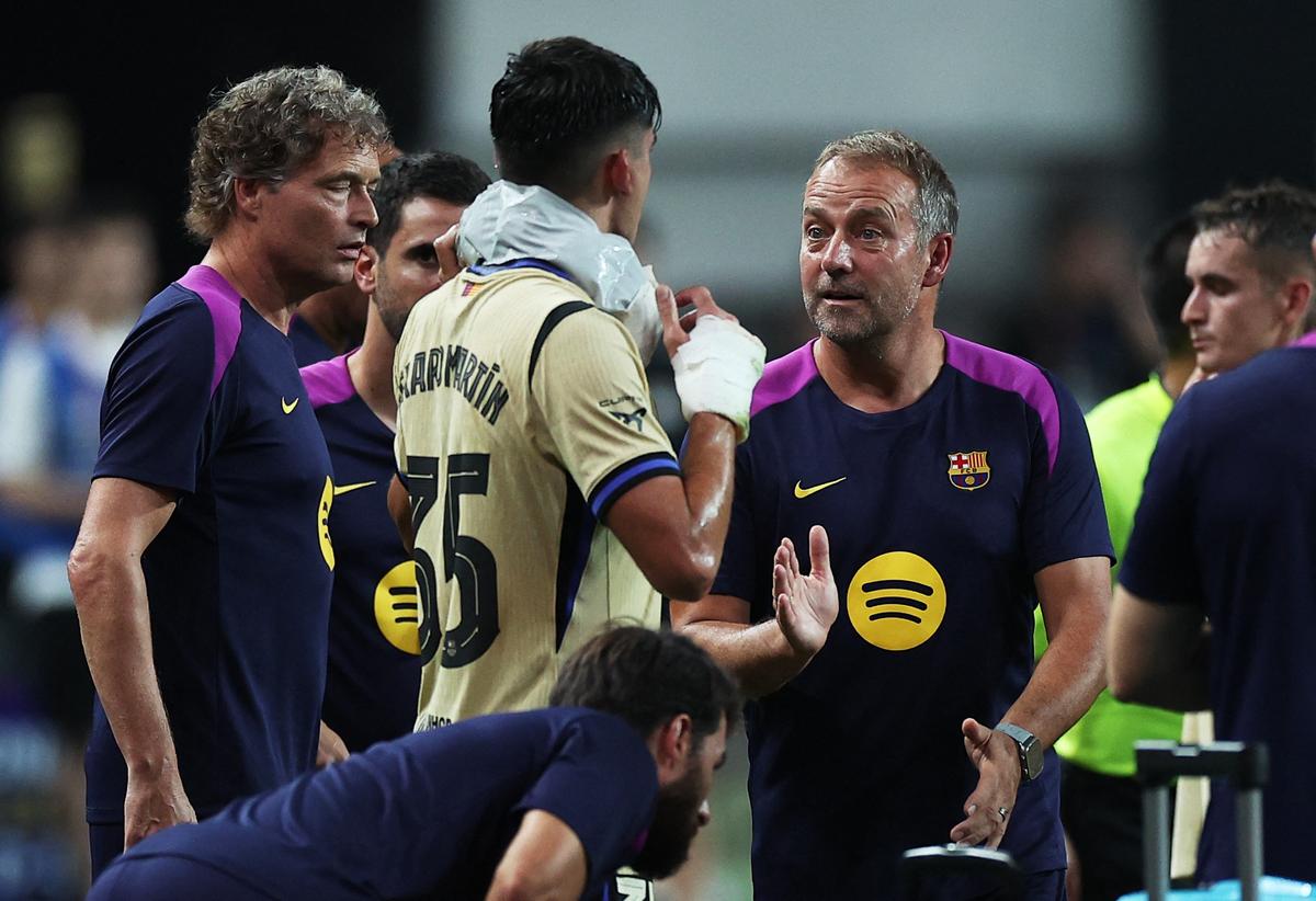 Fotografická fotografia: Napriek obrannej reorganizácii Flick ukázal, že sa nebude ponáhľať na trh s prevodom a podporuje 23-ročného Gerarda Martina na dospelého.