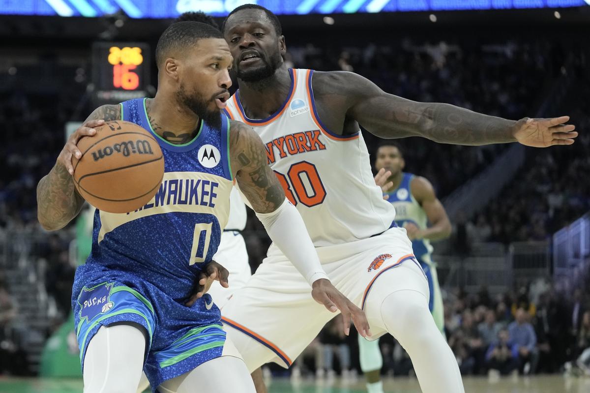 Milwaukee Bucks’ Damian Lillard drives by New York Knicks’ Julius Randle during the second half.