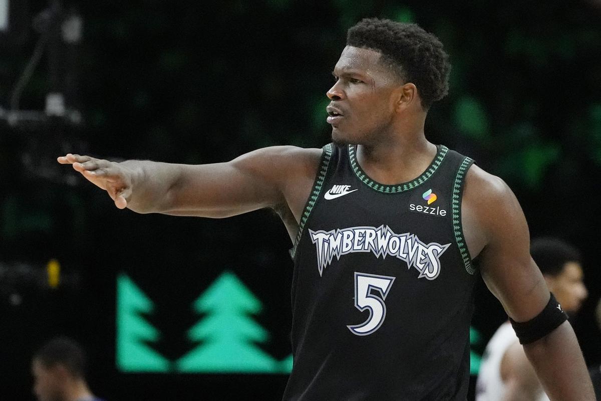 O armador do Minnesota Timberwolves, Anthony Edwards (5), comemora o jogo de seu time contra o Miami Heat no terceiro quarto no Target Center. 