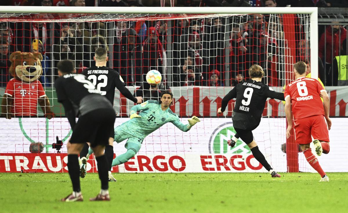 Photo of DFB-Pokal: Freiburg besiegte die Bayern im Viertelfinale mit 2:1 im Elfmeterschießen.