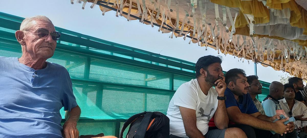 Vários entusiastas do críquete do estado também estiveram presentes no dia de abertura da final do Troféu Ranji em Hubballi.