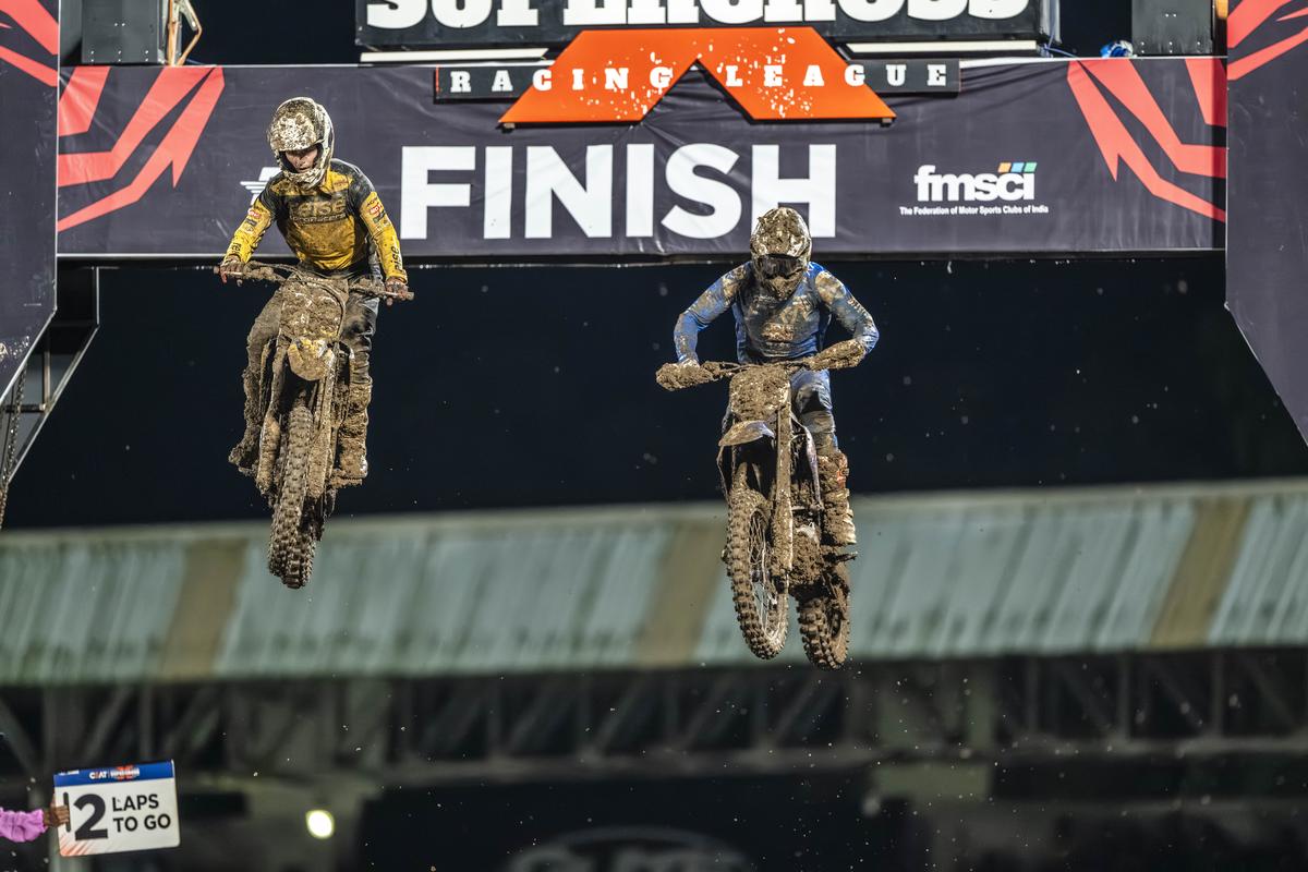 Os pilotos podem atingir mais de 6 metros em certos saltos, o que significa que a aptidão física não pode ser comprometida.