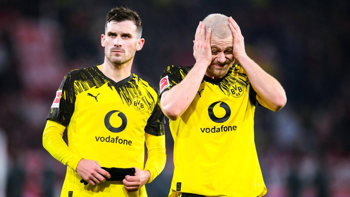 Dortmund, com 10 jogadores, desperdiçou vantagem e empatou 1-1 em Freiburg