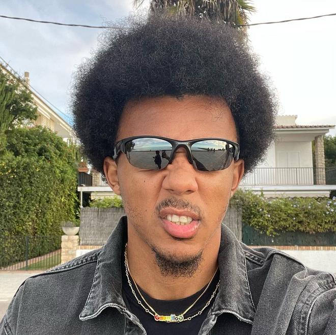 A closer look at the chain Kounde wears