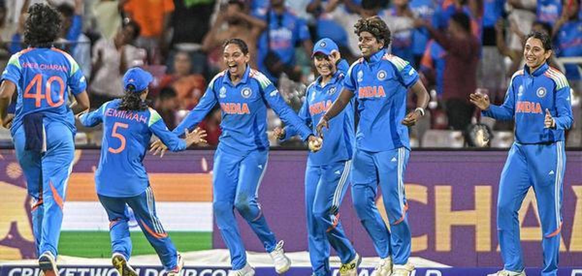 Jogadoras indianas comemoram após vencerem a final da Copa do Mundo Feminina da ICC. 