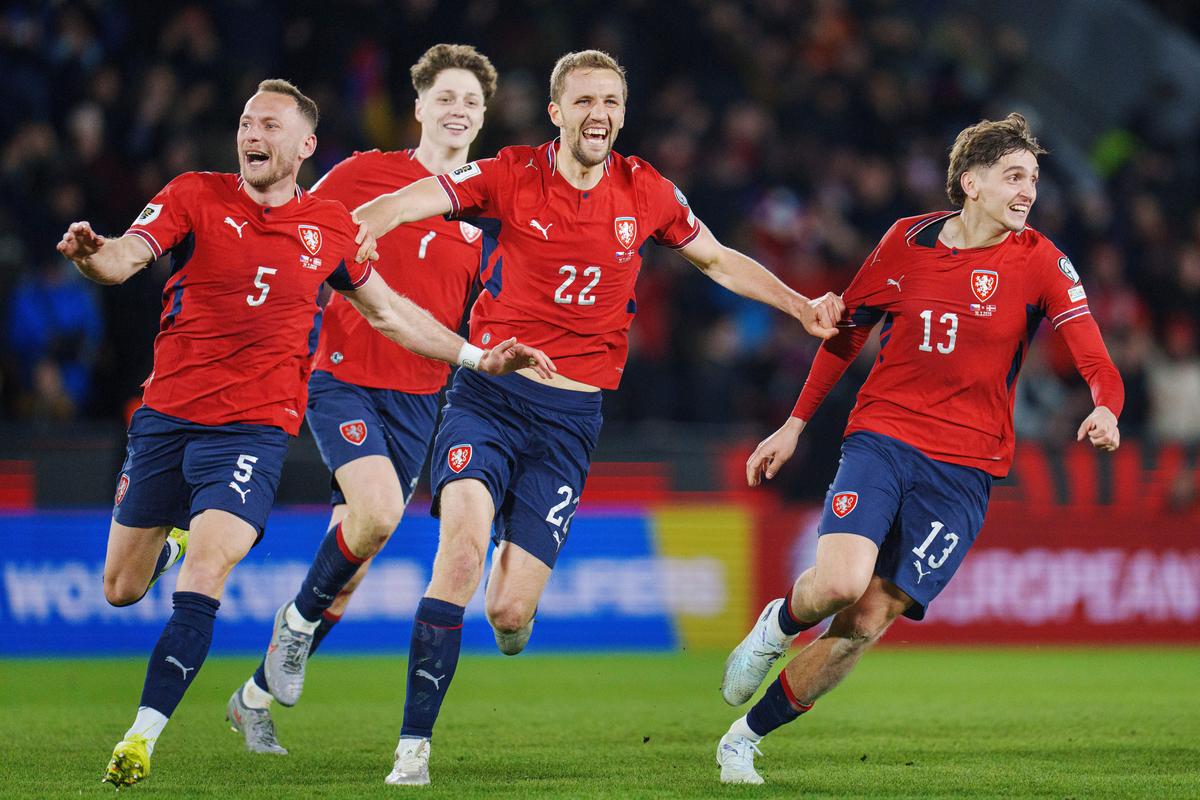 Hráči Česka oslavujú víťazstvo v penaltovom rozstrele na konci finálového zápasu kvalifikácie MS proti Dánsku.