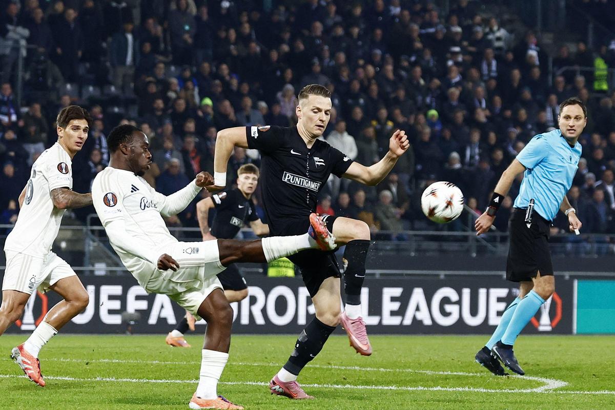 Penyerang Nottingham Forest asal Prancis #15 Arnaud Kalimuendo-Muinga (kiri) dan bek Belgia Sturm Graz #24 Dimitri Lavalee berebut bola. 