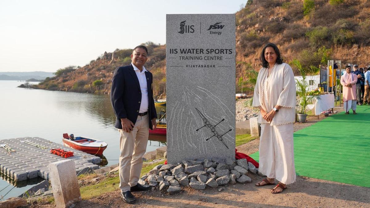 Manisha Malhotra (à direita), Presidente do IIS junto com Balaji Maradapa (à esquerda), Presidente da Federação de Remo da Índia.