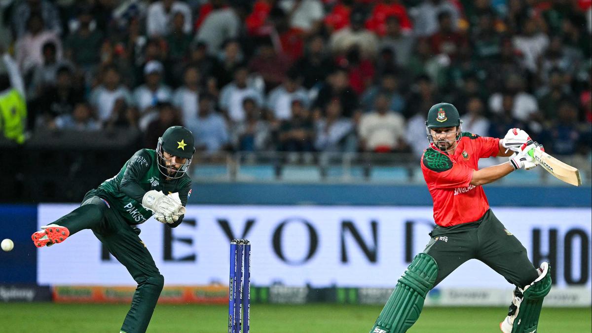 PAK vs BAN Live Score, Asia Cup 2025 Super Fours: Pakistan picks three wickets in PowerPlay to disrupt Bangladesh’s chase of 136