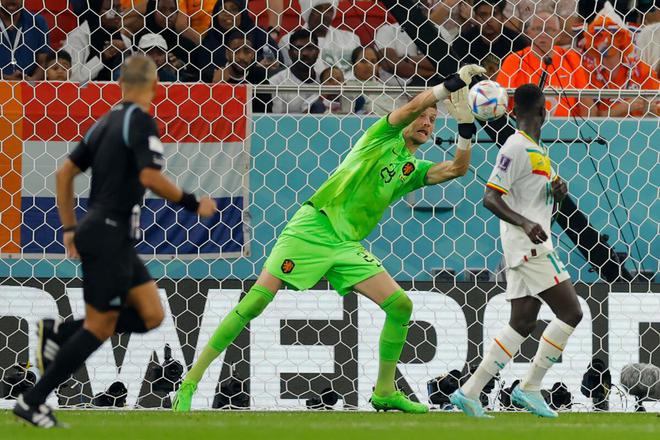 Le gardien néerlandais Andries Noppert effectue un arrêt lors du match du groupe A de la Coupe du monde Qatar 2022 contre le Sénégal au stade Al-Thumama de Doha le 21 novembre 2022. 