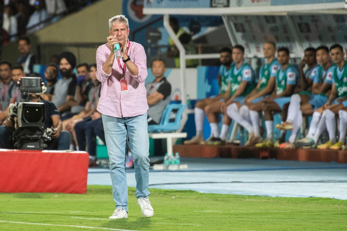 Manolo Marquez, predseda FC Goa, Cheers Brison Ferandes počas zápasu Indian Super League.