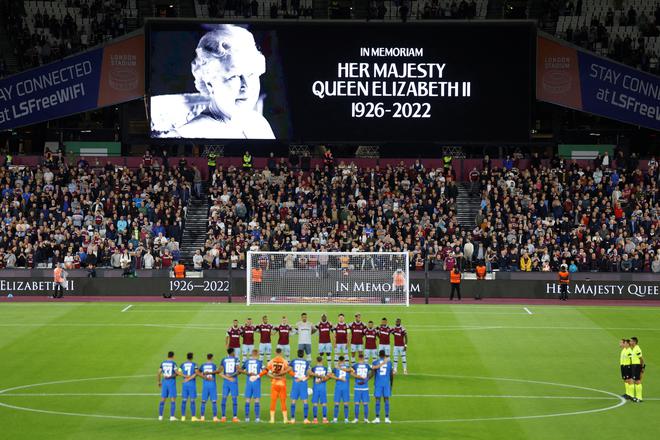West Ham United and FCSB players marked a minute of silence before their UEFA Conference League match in London.