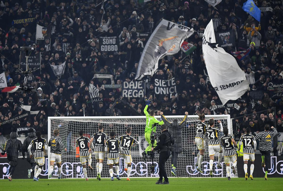 Juventus back on top after clinical win against wasteful Napoli