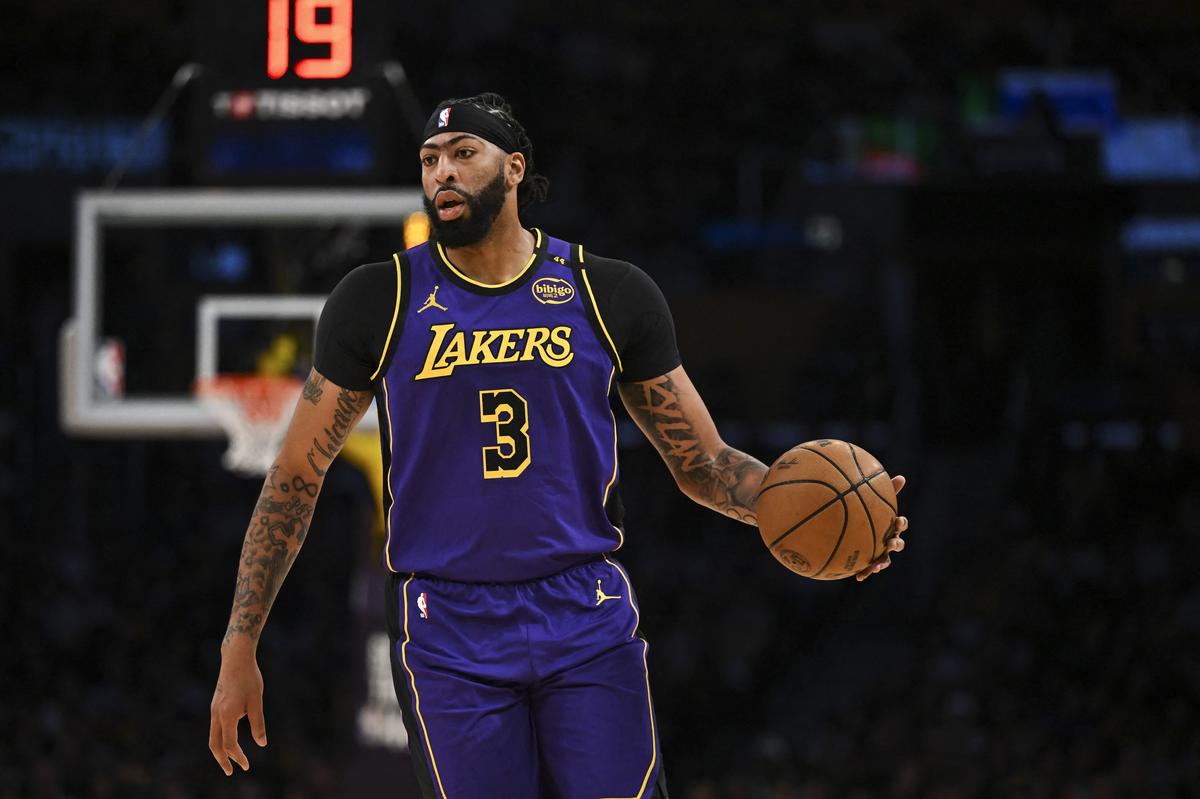 Los Angeles Lakers forward Anthony Davis (3) looks to pass against the Phoenix Suns during the first half.