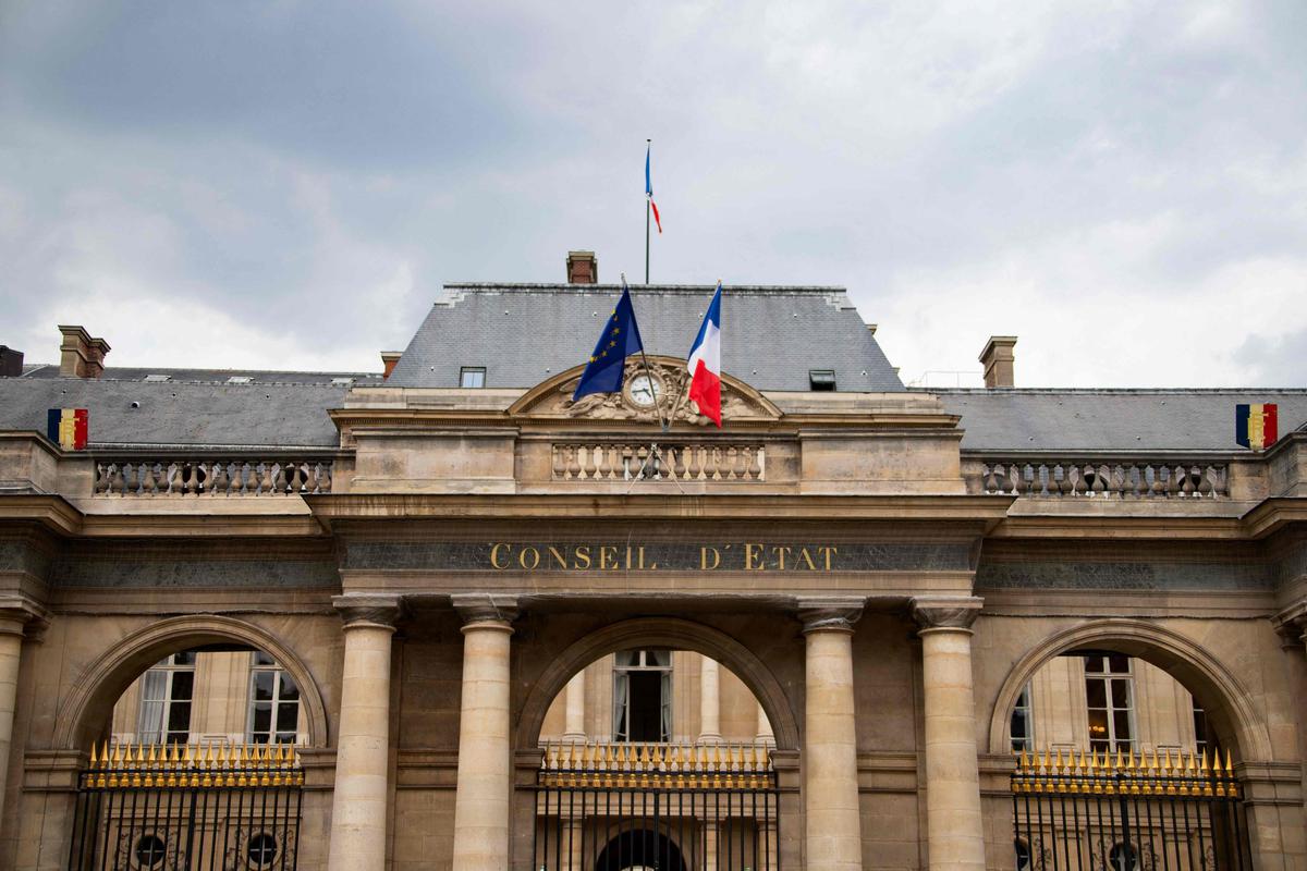 Le plus haut tribunal administratif de France déclare que la fédération de football peut interdire le port du foulard lors des matches