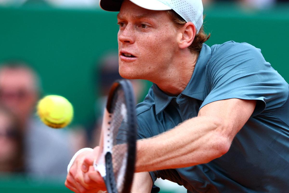 Alcaraz ganó una remontada sensacional para romper el servicio de Sinner al comienzo del segundo set, pero el segundo favorito continuó presionando a su oponente y se recuperó de un 3-1 en contra, ganando los últimos cinco juegos para hacerse con el mayor título en tierra batida de su carrera.