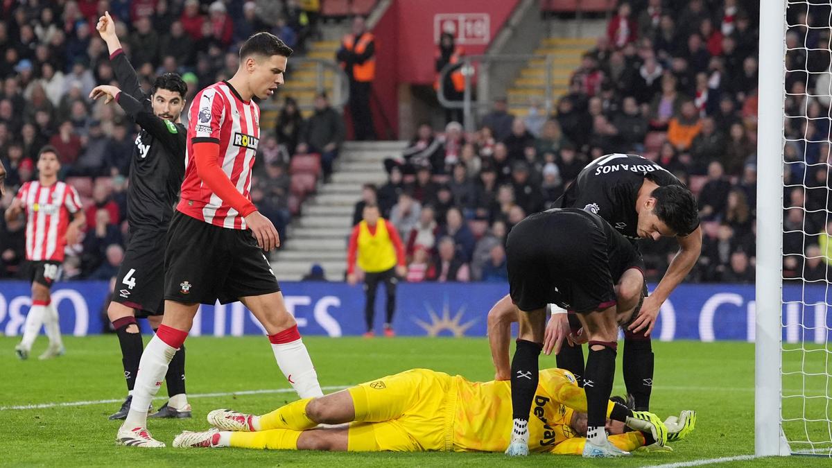 Lukasz Fabianski taken off on a stretcher after injury in Southampton vs West Ham