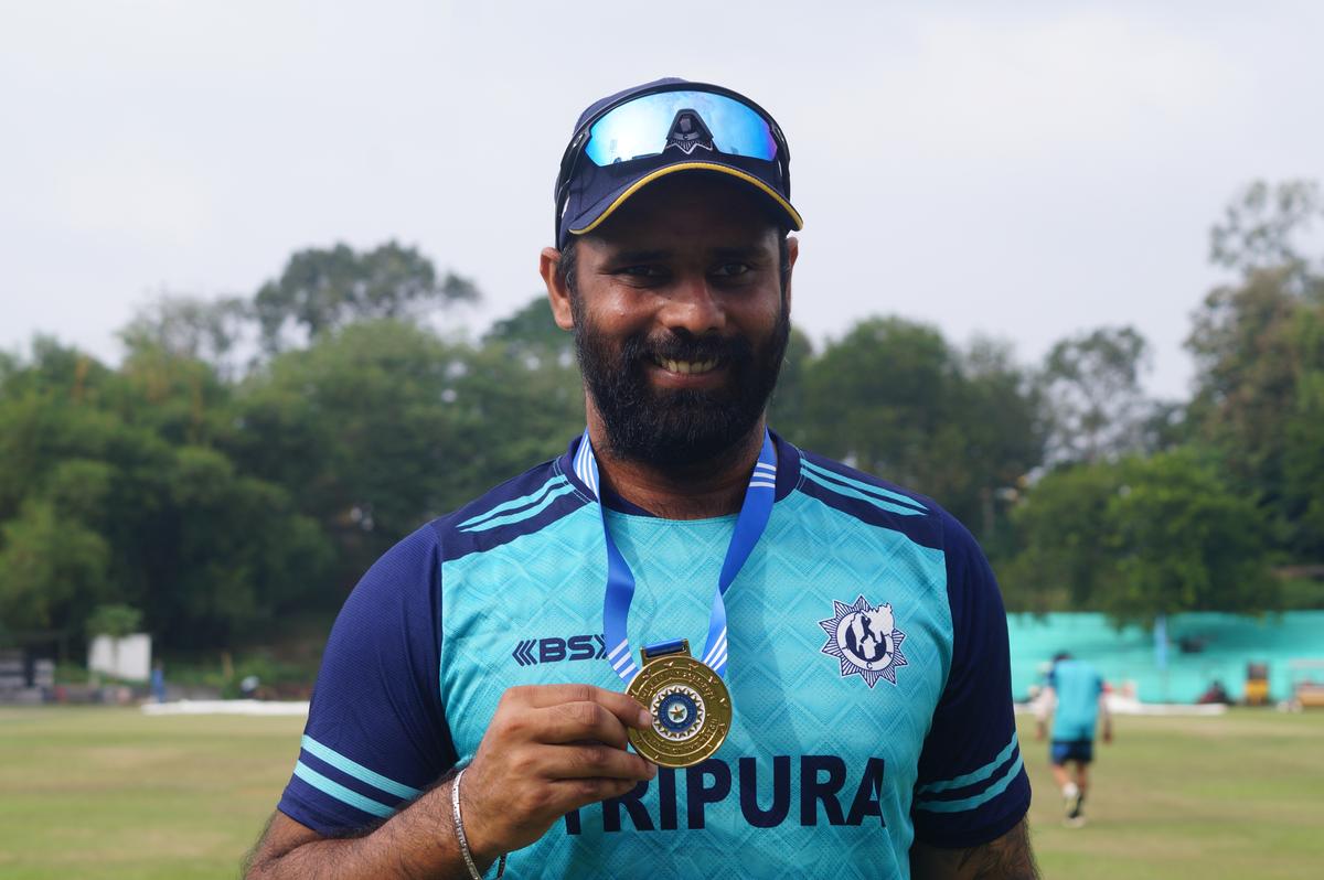 Tripura’s Hanuma Vihari with the player of the match award after his heroic hundred against Bengal in Ranji Trophy 2025-26. 