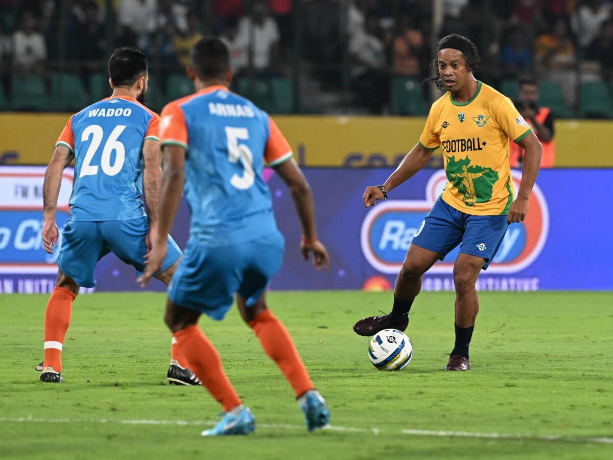 Ronaldinho v akcii proti Indii All Stars. Ronaldinho v akcii proti Indii All Stars.