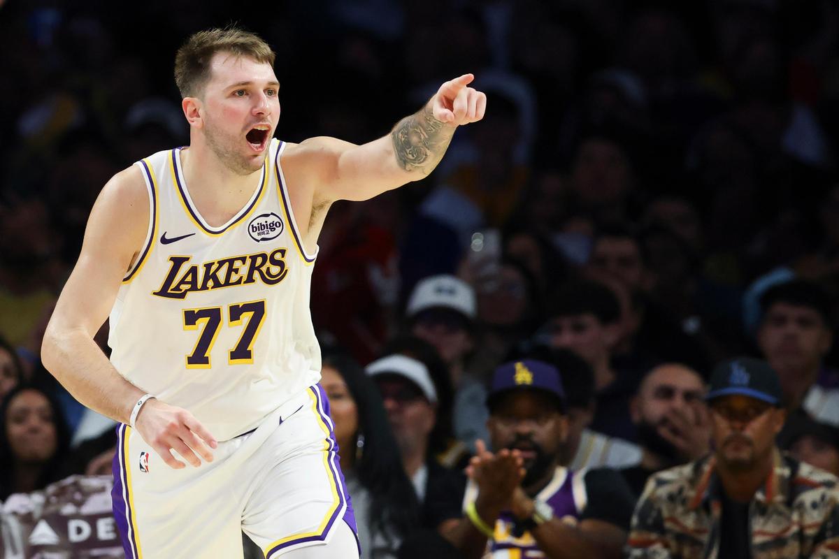 O armador do Los Angeles Lakers, Luka Doncic (77), reage após marcar uma cesta contra o Miami Heat.