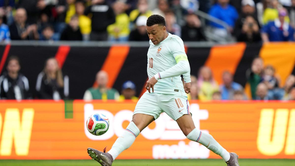 Mbappe a fait la une des journaux après la victoire de la France alors que le Brésil envisage un avenir sans Neymar lors de la Coupe du monde 2026.