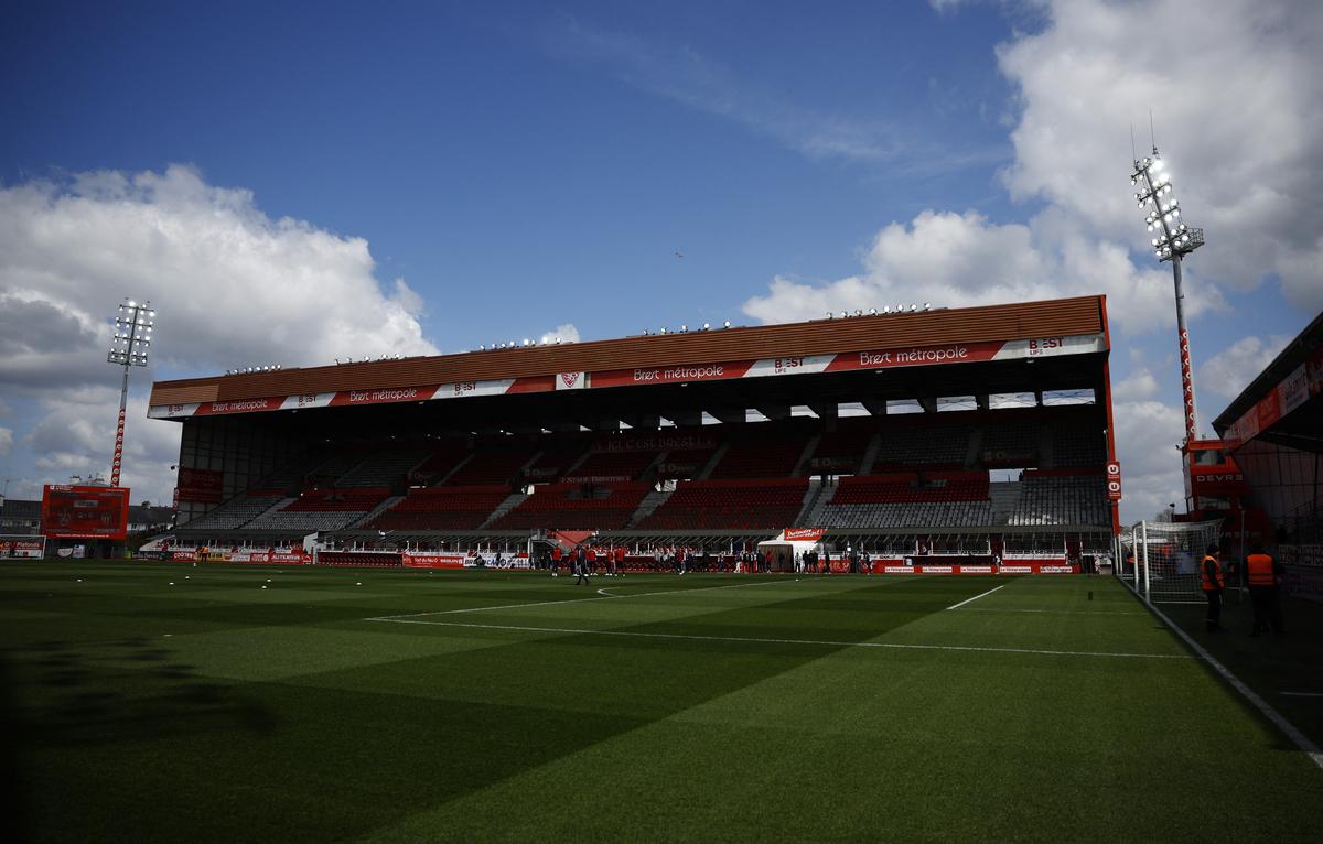 Sân Stade Francis-Le Blé của Brest không đủ hiện đại để tổ chức các trận đấu ở Champions League, chỉ có 5.000 chỗ ngồi trong tổng số 15.200 chỗ ngồi có thể đáp ứng tiêu chuẩn của UEFA.