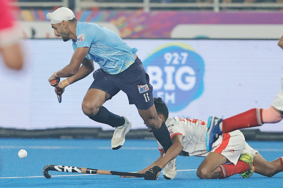 Mandeep Singh of Team Gonasika vies for the ball during Match No. 23 against JSW Soorma Hockey Club. 