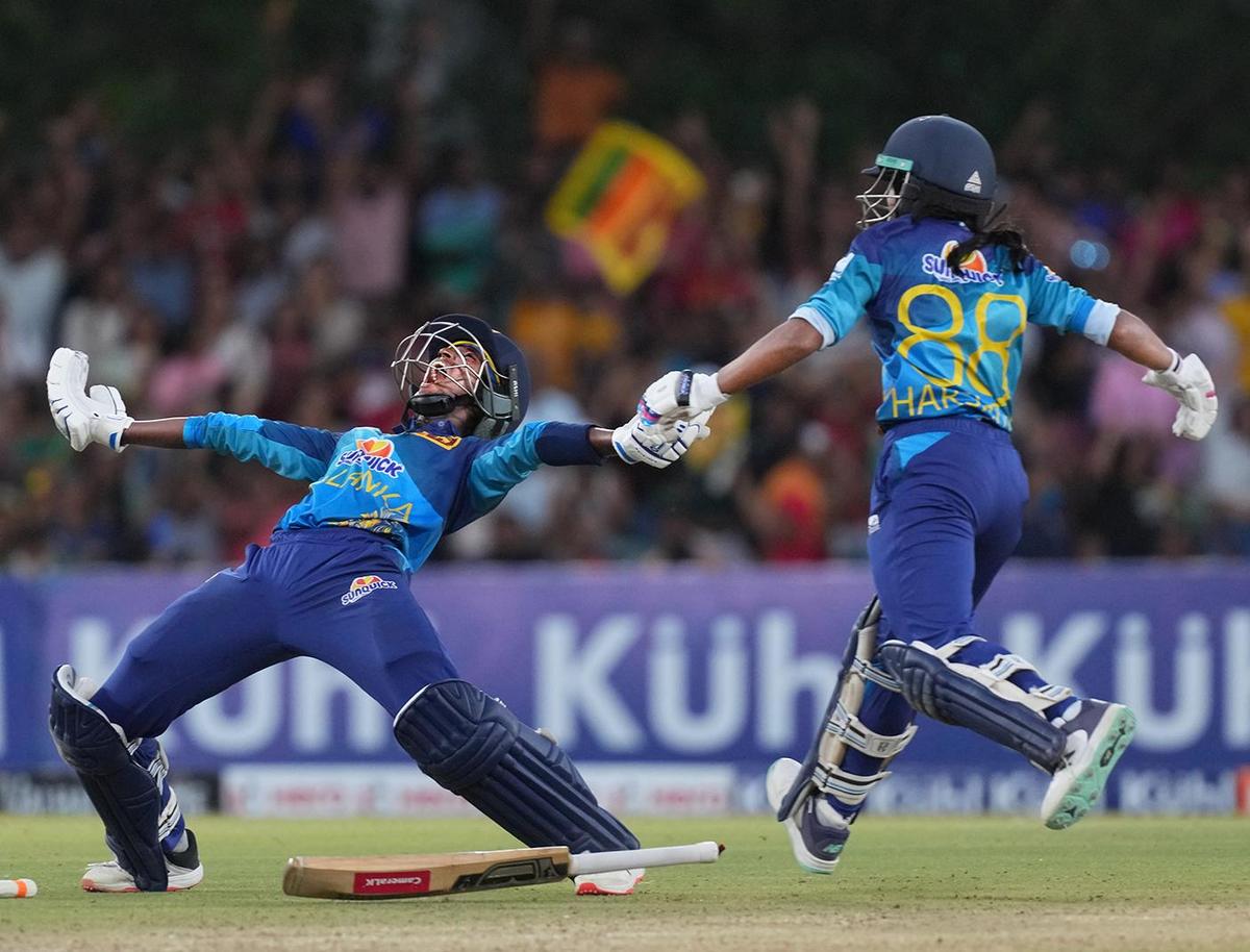Before a packed home crowd in Dambulla, Harshitha (R) produced the innings of her career, guiding Sri Lanka past India to secure the nation’s first title in the tournament. 