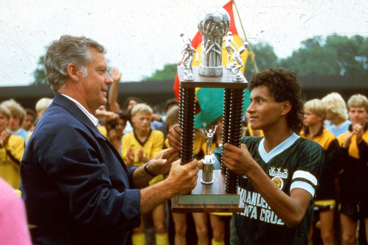 Tahuichi’s captain Marco Echeverry receives the Gothia Trophy in 1984. Later, Marco became the captain of the Bolivian national team and is considered one of the best players in Bolivian football history.⁣