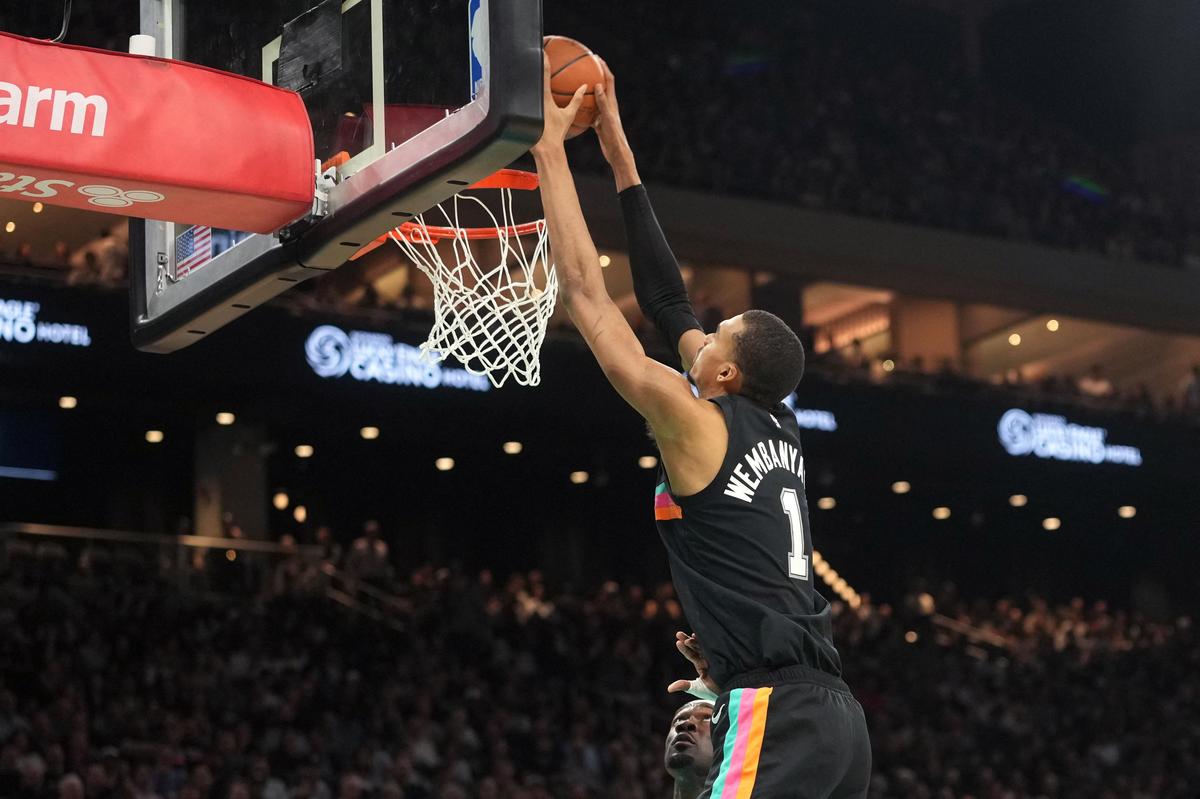 Victor Wembanyama enterrou durante o primeiro tempo do jogo entre San Antonio Spurs contra o Phoenix Suns.