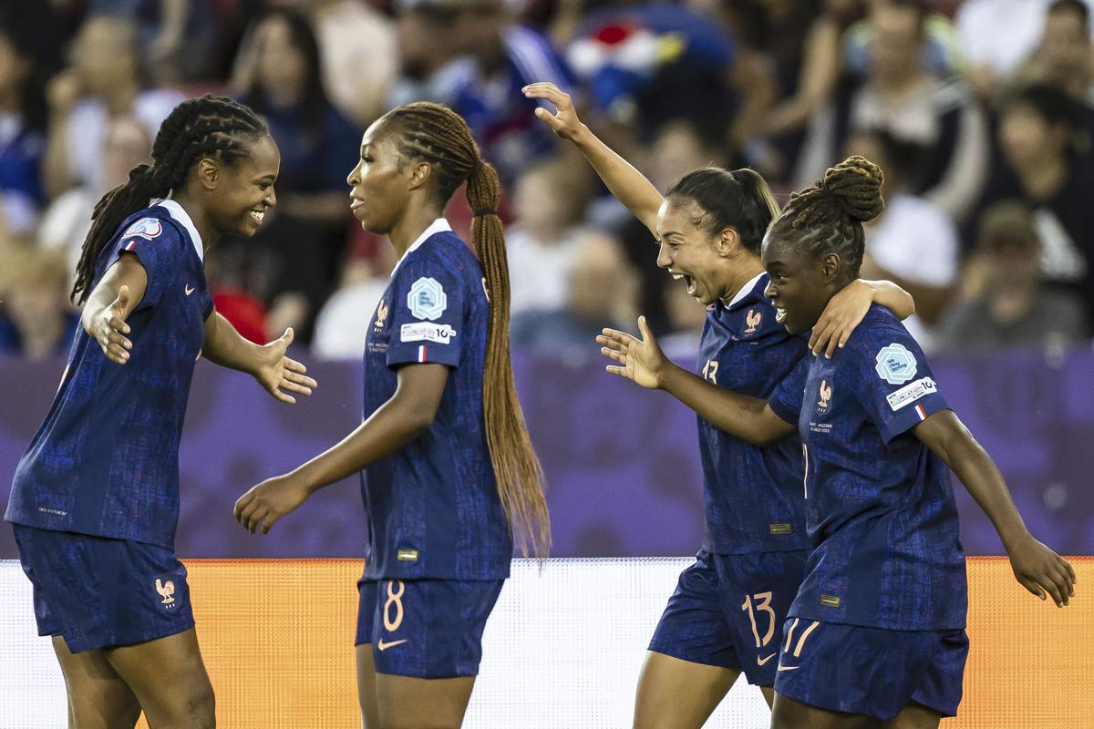 A França celebra, vencendo a Inglaterra, o campeão de defesa, em sua partida no Campeonato Europeu em Zurique. A França celebra, vencendo a Inglaterra, o campeão de defesa, em sua partida no Campeonato Europeu em Zurique.