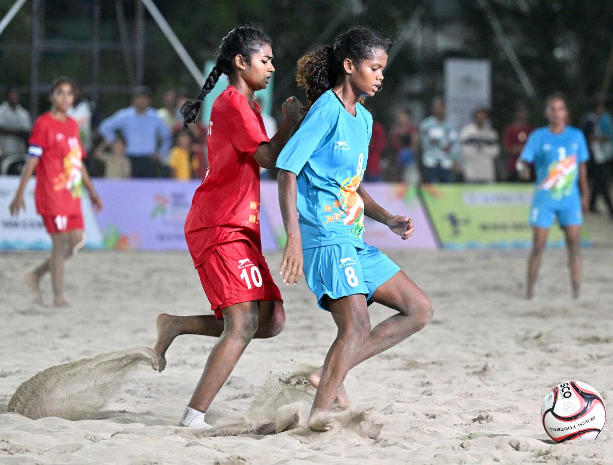 Jasoda Munda (em azul) do time de futebol de Women's Beach nos Jogos de Praia de Khelo Índia 2025, Beach de Ghoghla, Ilha Diu.