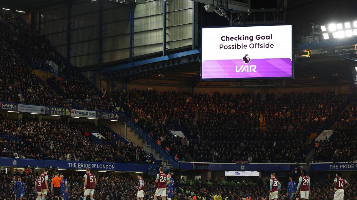 Premier League refs set to make in-stadium announcements on VAR calls; Liverpool coach isn’t so keen