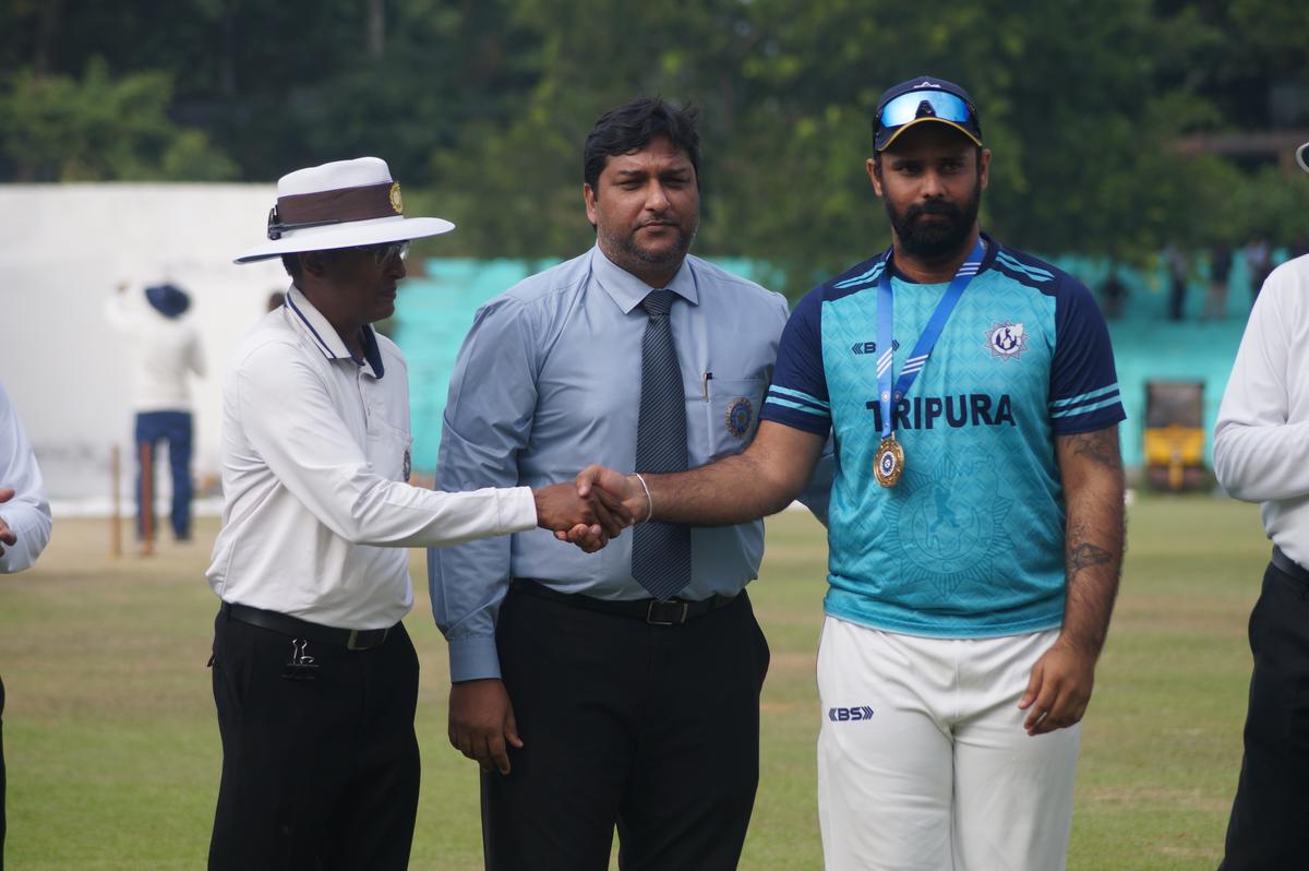 Hanuma Vihari recebendo o prêmio de Melhor Jogador em Campo na cerimônia pós-jogo durante o jogo do Troféu Ranji do Tripura contra o Bengal.