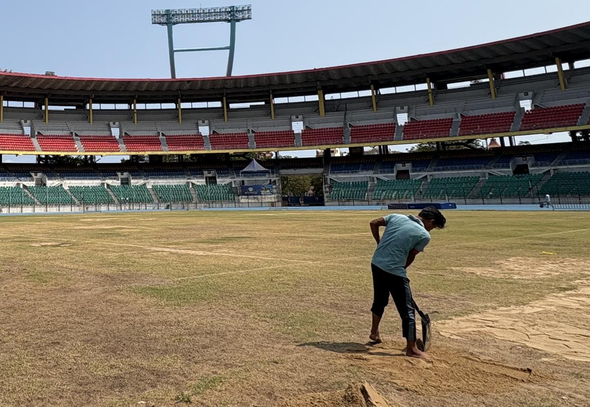Chennaiyin FC hrá svoj prvý domáci zápas v indickej Super League 22. marca a práce na tom, aby sa ihrisko dostalo späť do formy, sa už začalo.