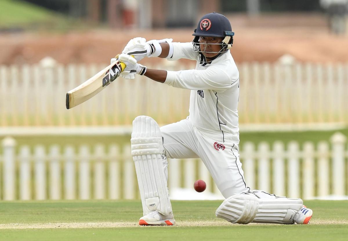 BENGALURU KARNATAKA 27/08/2025: Imliwati Lemtur de Nagaland, dá um chute, no terceiro dia do Troféu Ranji 2025, partida entre Nagaland e Tamil Nadu, disputada no BCCI COE Ground 3, perto de Bengaluru em 27 de outubro de 2025. Foto MURALI KUMAR K / The Hindu