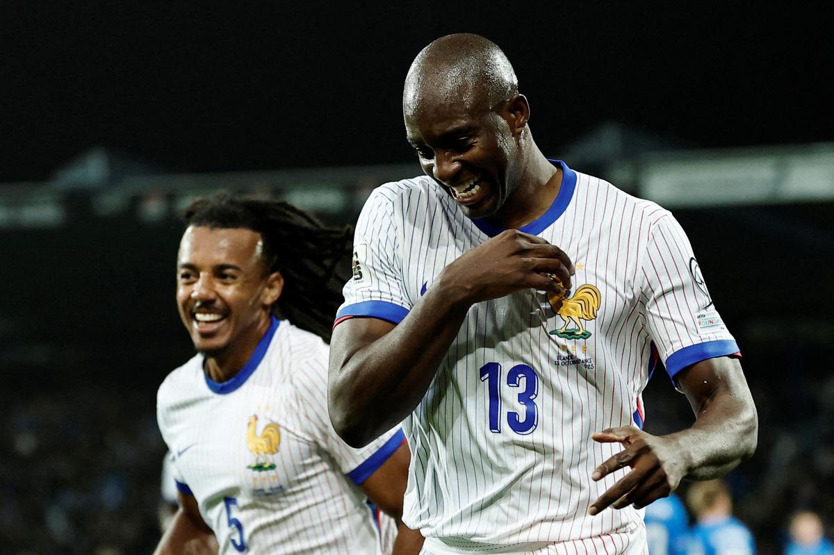 Jean-Philippe Mateta oslavuje bodovací gól. 