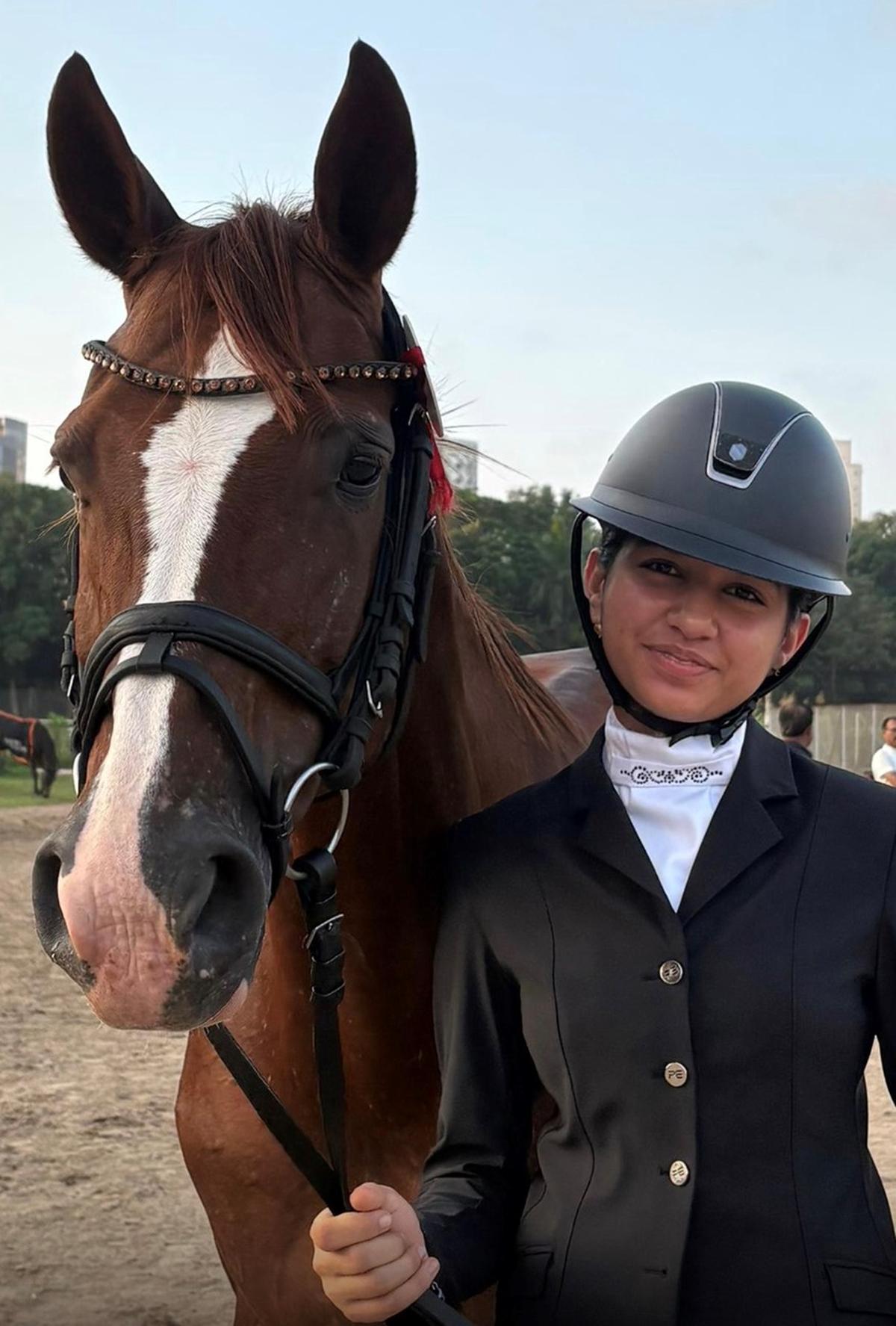Inaara Mehta também foi escolhida para representar a Equipe Índia ao lado de Gaurav Pundir, Miraya R. Dadabhoy e Samanna Everaa T. A equipe teve um desempenho louvável, conquistando o primeiro lugar na Zona 9 da FEI e ficando em sétimo lugar no mundo.