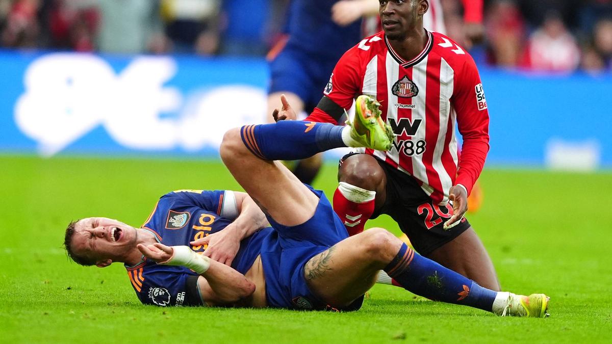 Atualização sobre lesões de Dan Byrne: O zagueiro do Newcastle sofre costelas quebradas e pulmão danificado no confronto com o Sunderland – relatórios