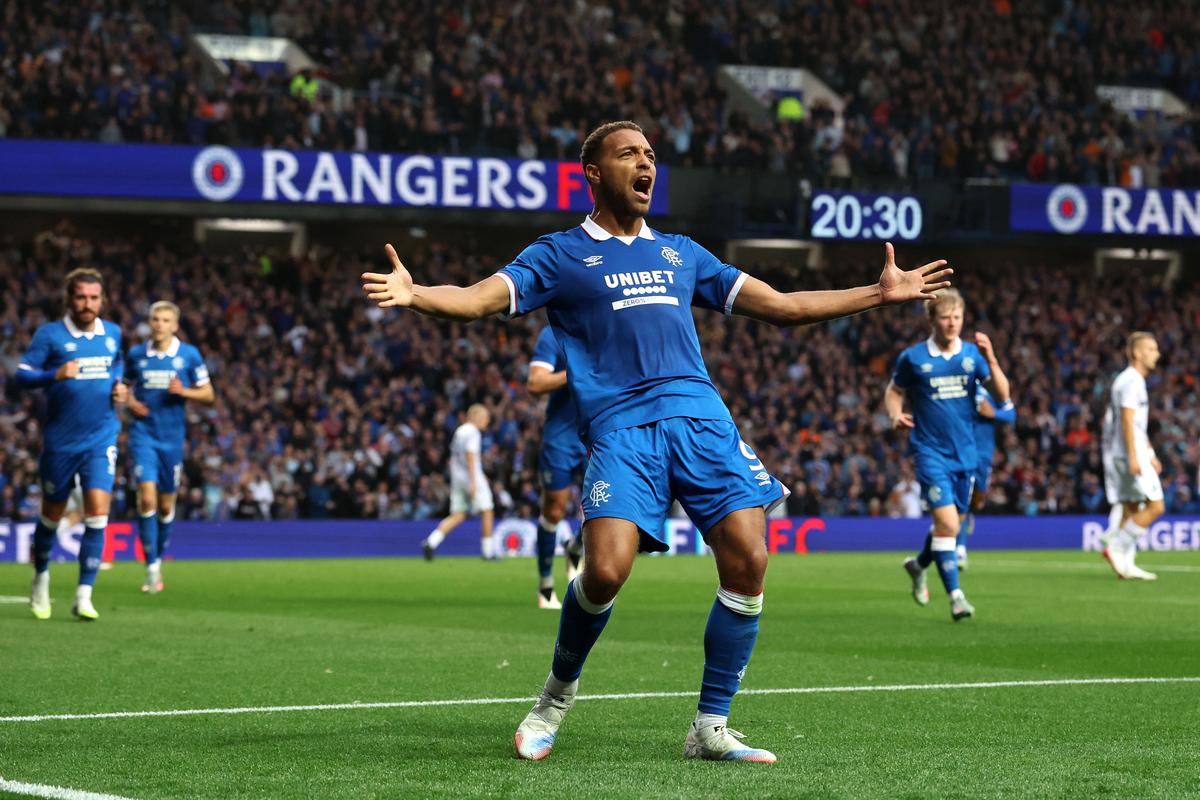 Cyriel Dessers of Rangers FC oslavuje skóre druhého gólu jeho tímu z trestného miesta počas tretieho zápasu Kvalifikačného kola Ligy majstrov UEFA proti Victoria Plzen.