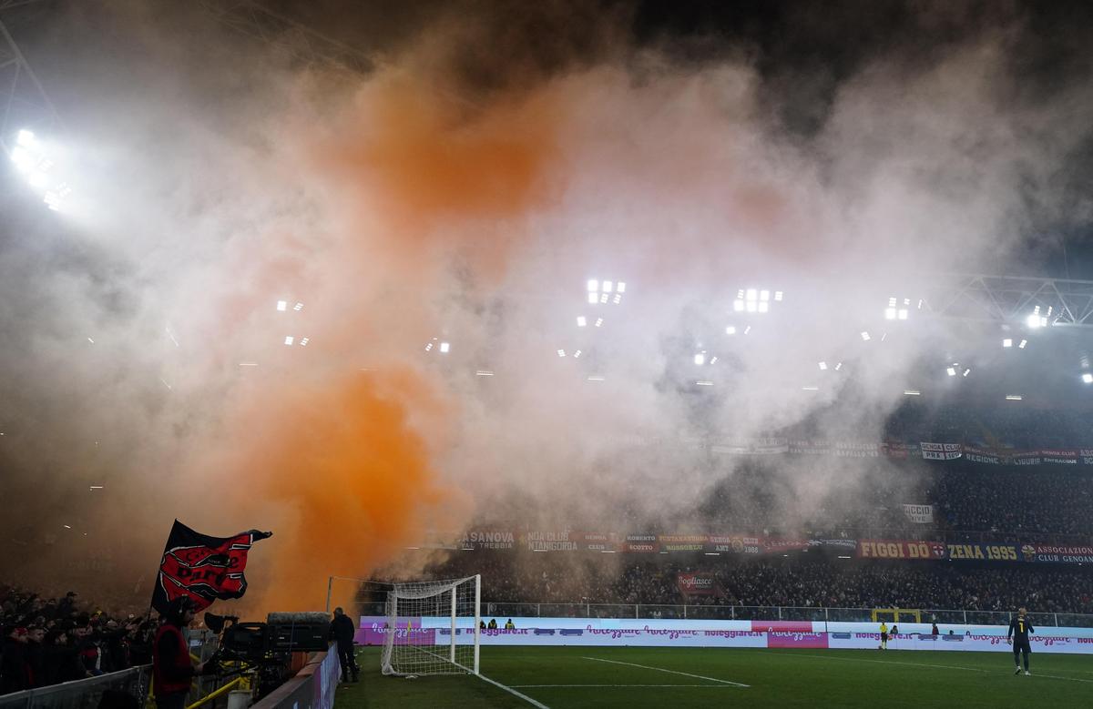 A partida entre Inter e Gênova foi interrompida temporariamente depois que um sinalizador foi lançado no campo, enchendo o estádio de fumaça amarela.