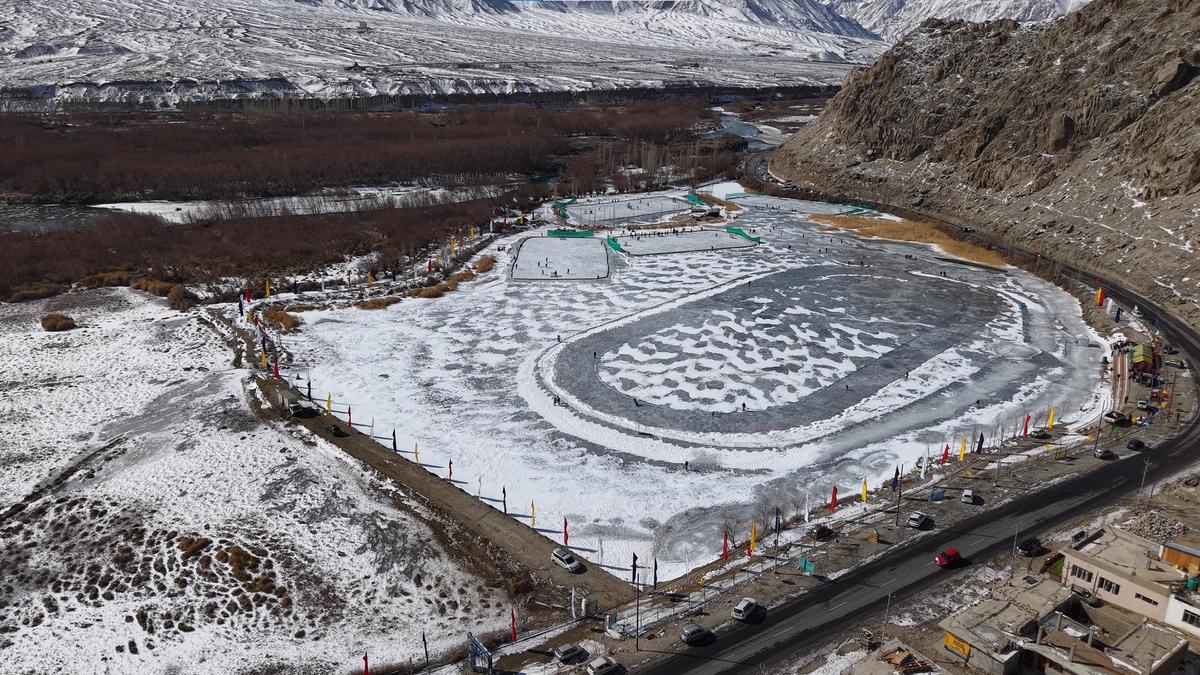 Deslizando para a glória: uma foto aérea de patinadores se preparando em Gupuks Pond, local da patinação de velocidade em pista longa nos Jogos de Inverno Khelo Índia.