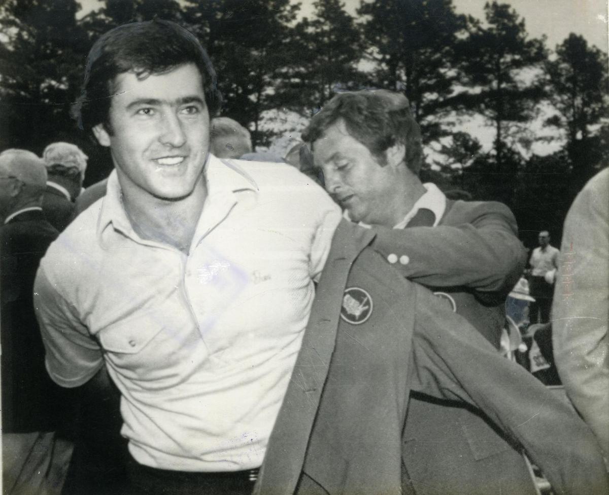 FOTO DO ARQUIVO: Zoeller ganhou dois títulos importantes famosos, oito títulos do PGA Tour e um campeonato sênior da PGA entre seus dois títulos de campeões do PGA Tour. FOTO DO ARQUIVO: Zoeller ganhou dois títulos importantes famosos, oito títulos do PGA Tour e um campeonato sênior da PGA entre seus dois títulos de campeões do PGA Tour.