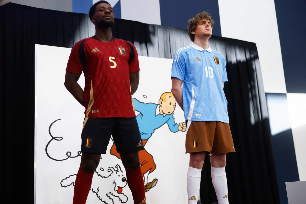 Het nieuwe Belgische voetbaltenue voor Euro 2024 is een eerbetoon aan striplegende Kuifje