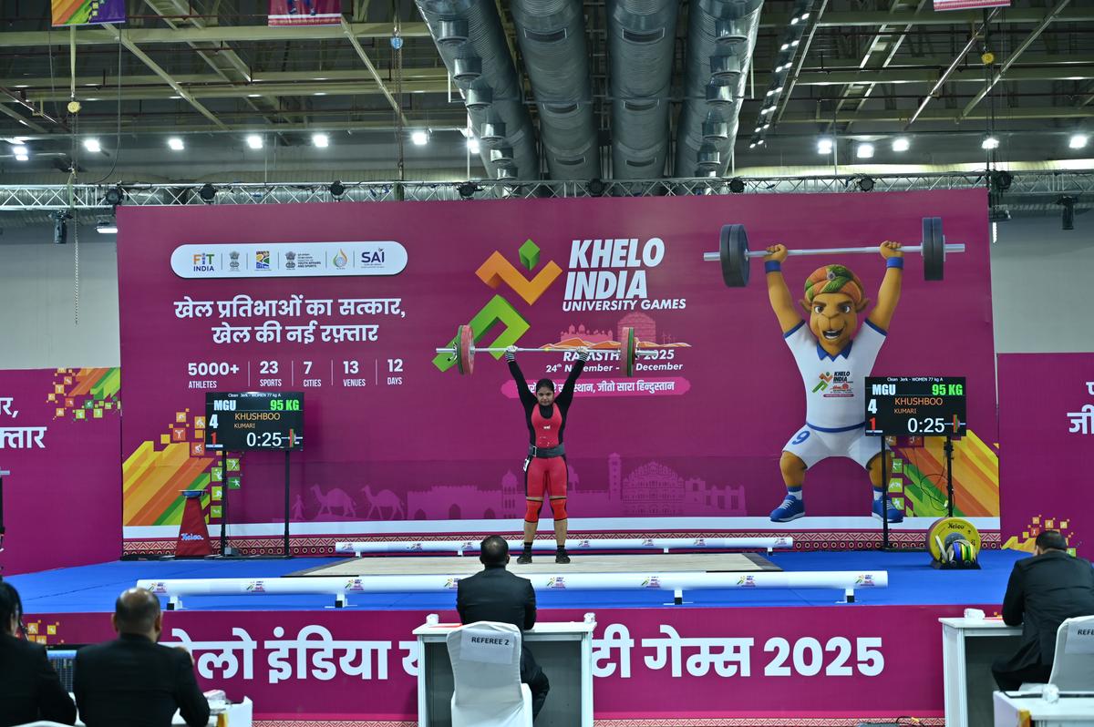 Khushboo Kumari em ação nos Jogos Universitários Khelo India 2025 em Bikaner.  